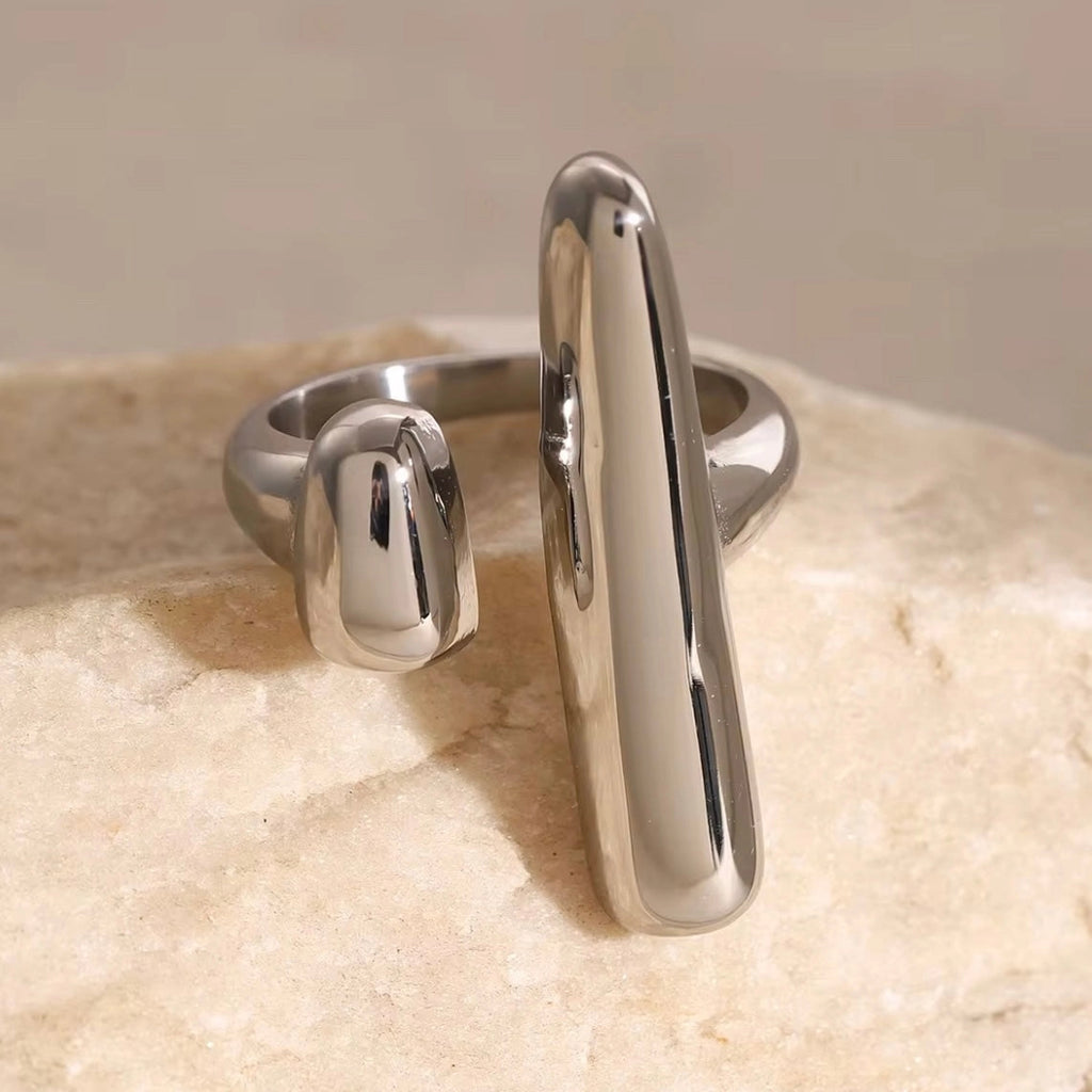 Mia Ring in high-polish silver on stone surface