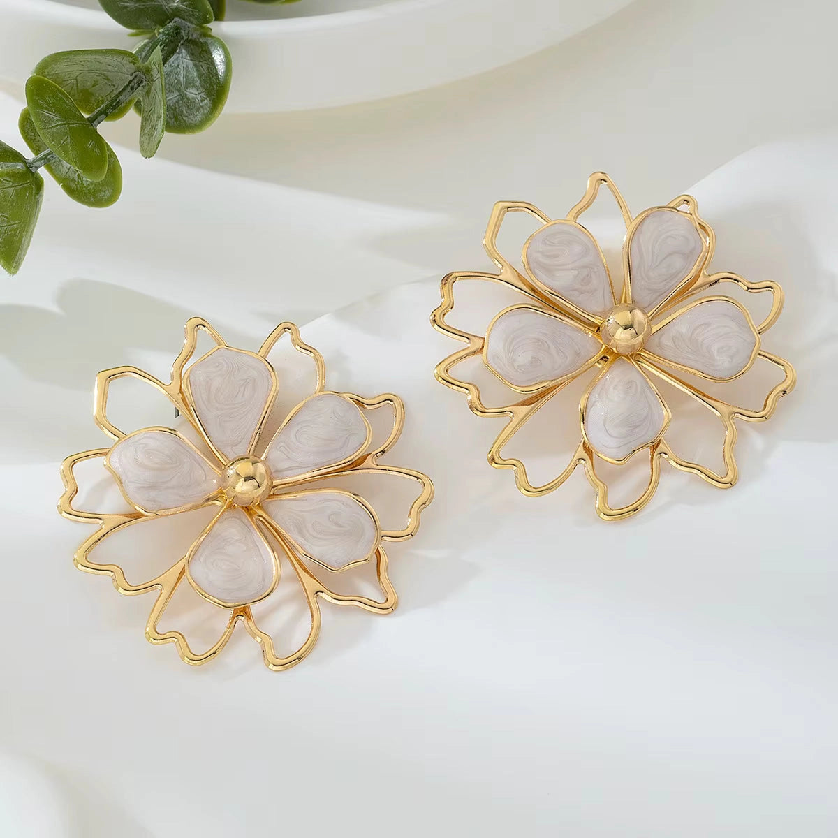 Brooklyn High-End Gold White Flower Earrings product shot